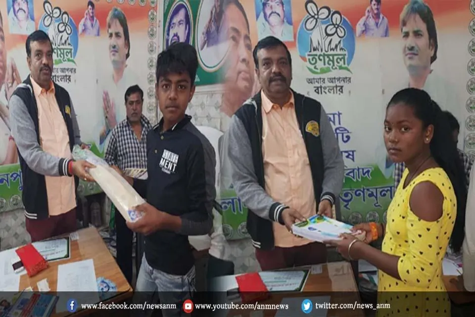 नेताजी के जयंती पर सालानपुर तृणमूल दवारा छात्र-छात्रओं में पाठ्य सामग्री का वितरण