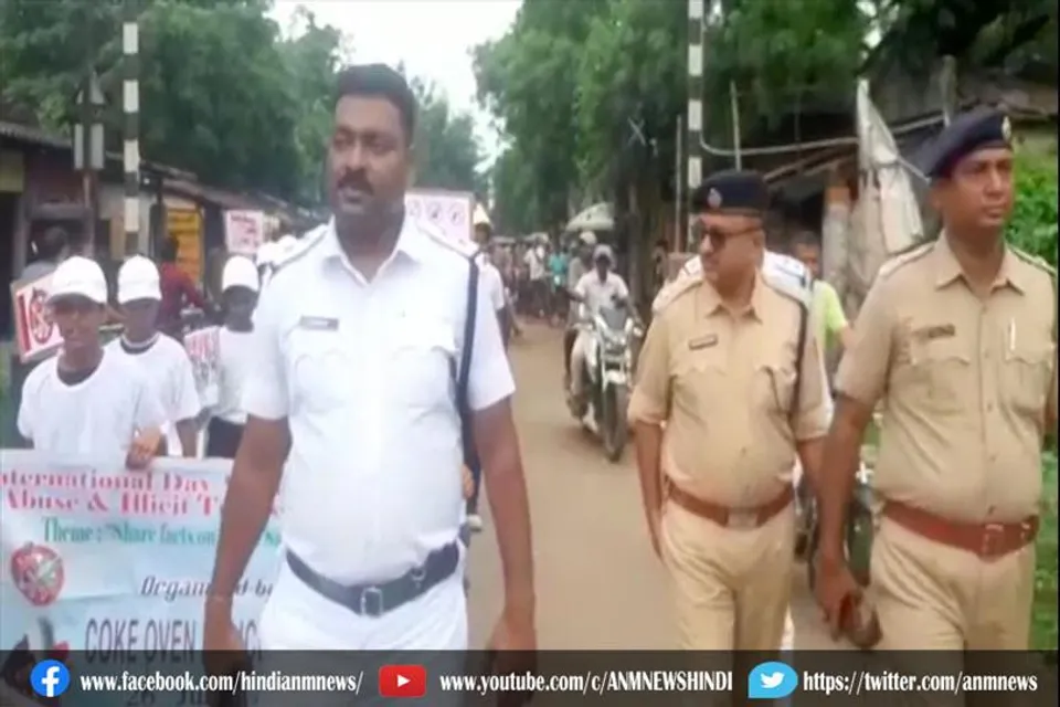 पुलिस की नशामुक्ति जागरूकता रैली में स्कूली छात्रों ने लिए भाग