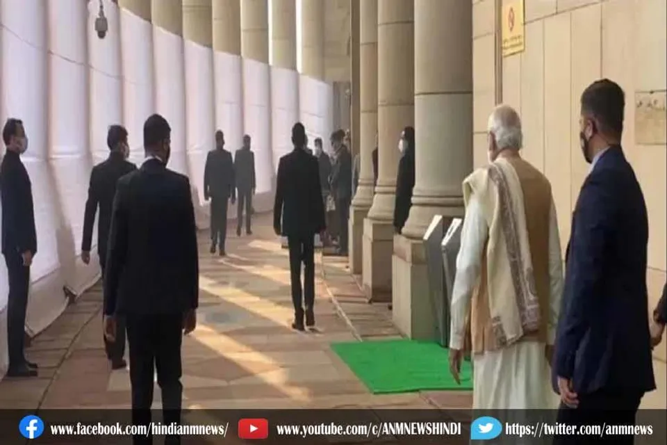 पीएम मोदी संसद भवन पहुंचे