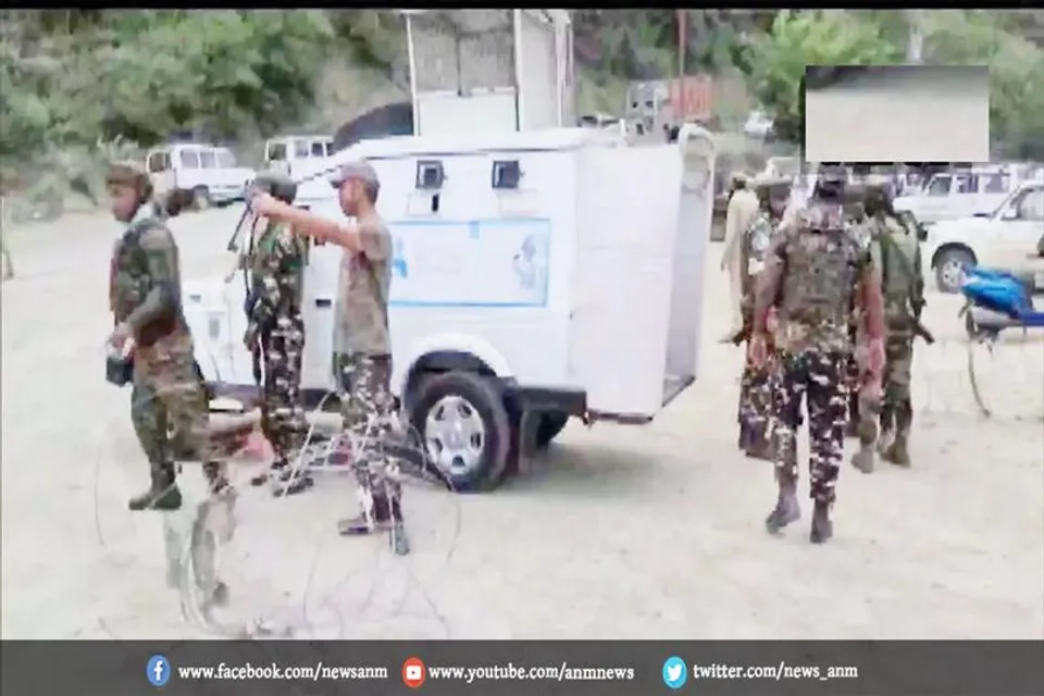 सीआरपीएफ की बस पर ग्रेनेड हमला