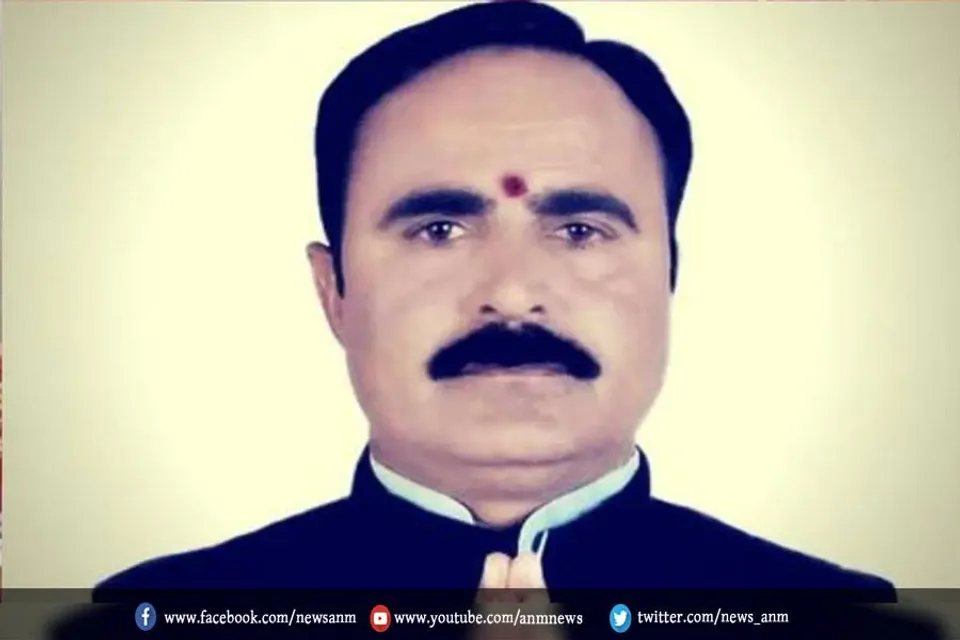 खुजली से बेहाल हुए मंत्री, कपड़े उतारकर किया ये काम
