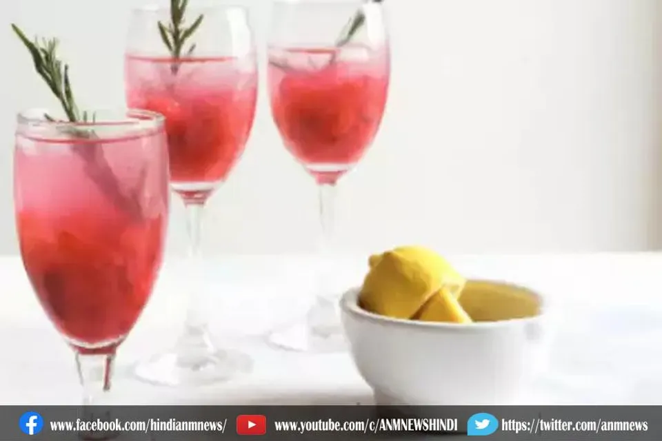 गर्मी के लिए चेरी-रोजमेरी कूलर