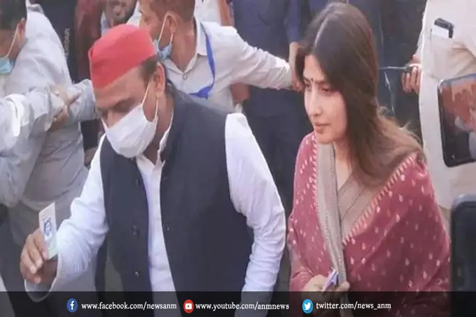 अखिलेश यादव और डिंपल ने डाला वोट