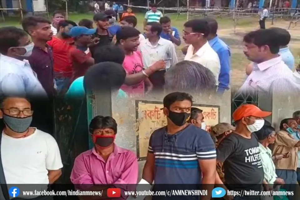 निशुल्क वैक्सीनेशन के लिए रानीगंज बॉयज हाई स्कूल में लगी लंबी कतार