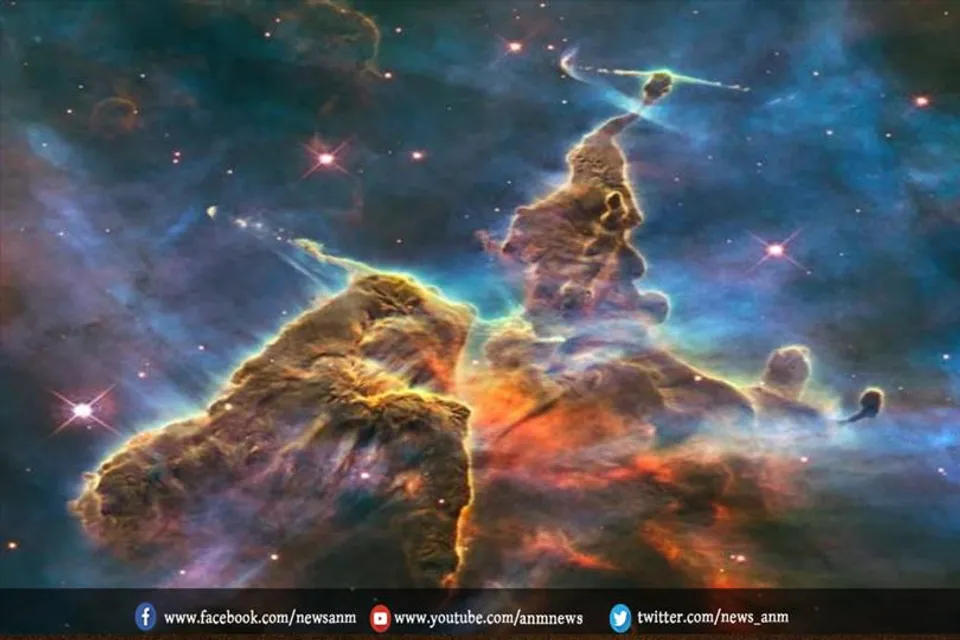 आकाशगंगाओं, उज्ज्वल नेबुला और एक दूर के विशाल गैस ग्रह के अभूतपूर्व दृश्य