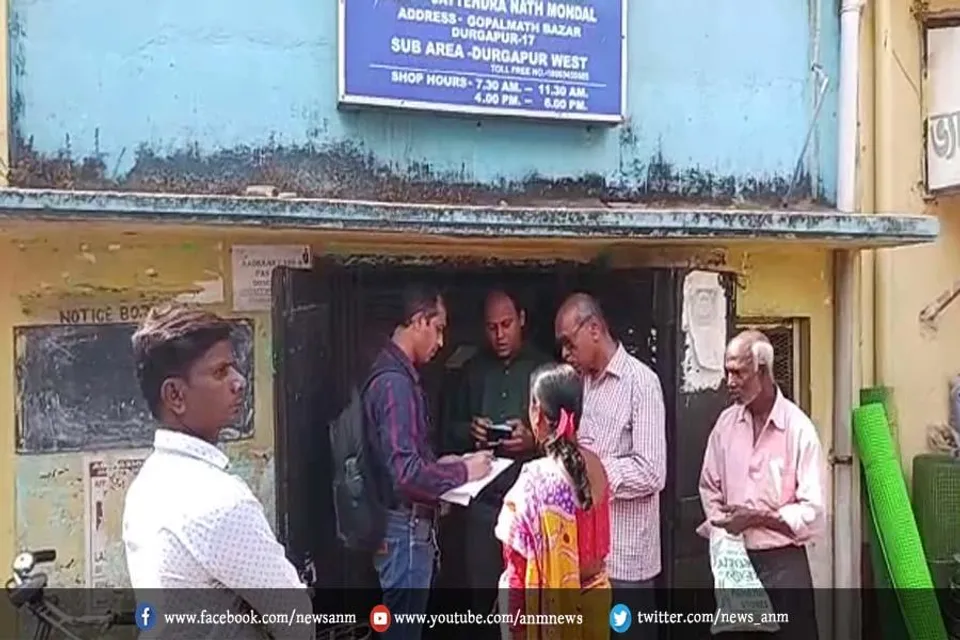 शिकायत पर अधिकारियों द्वारा दुर्गापुर में राशन की दुकान का किया गया निरीक्षण