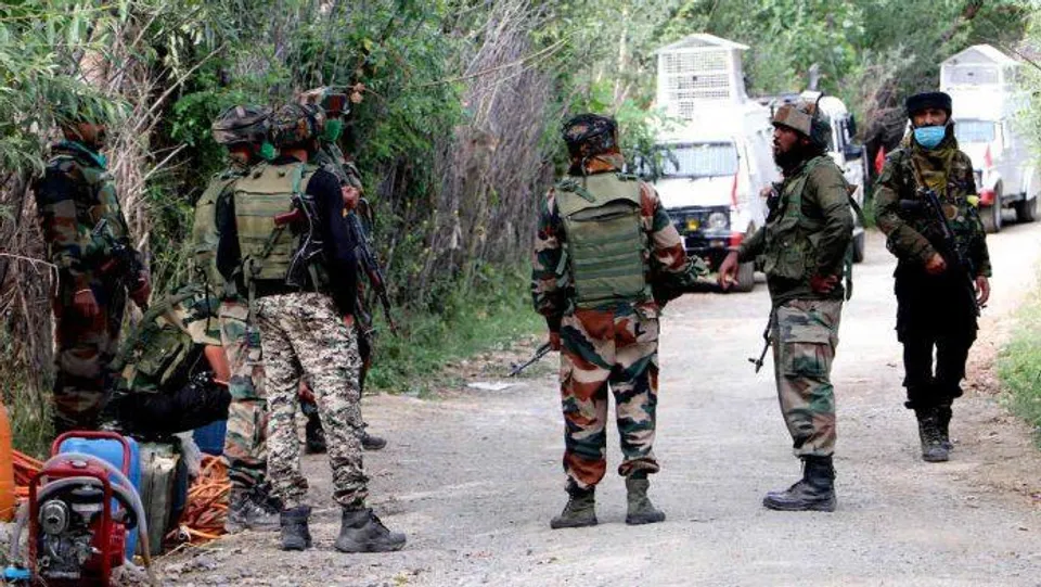 कश्मीर में भीषण मुठभेड़, सेना के 4 जवान शहीद