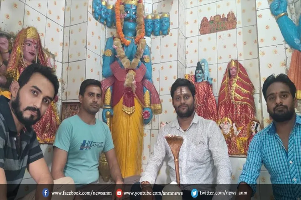 युवा ब्राह्मण महासभा के अध्यक्ष पंडित अमन मयंक शर्मा के नेतृत्व में दशहरा पर रावण मंदिर में रावण,भगवान शिव एवं भगवान राम की पूजा