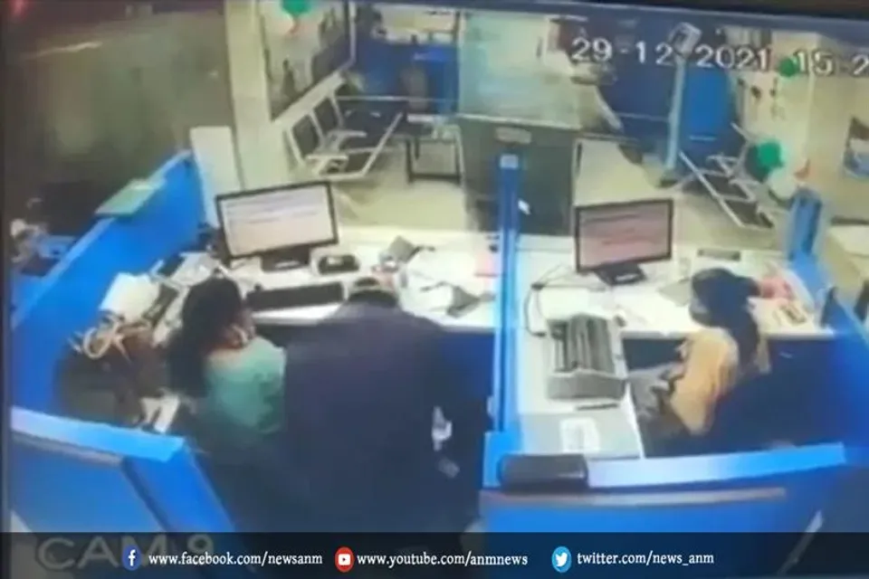 फिल्मी स्टाइल में स्टेट बैंक में डकैती