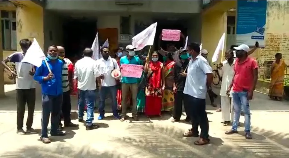 एसएफआई और डीवाईएफआई व महिला समिति ने नि:शुल्क वैक्सीन की मांग को लेकर चिकित्सा प्रभारी को ज्ञापन सौंपा