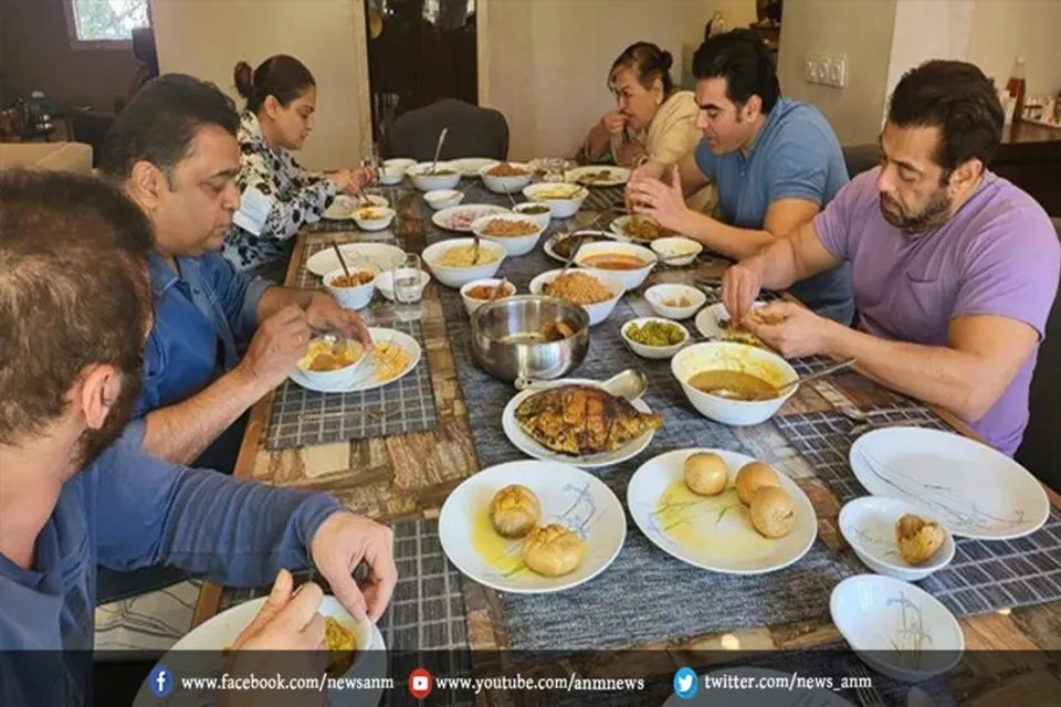 सलमान खान ने फॅमिली के साथ एन्जॉय किया दाल बाटी चूरमा
