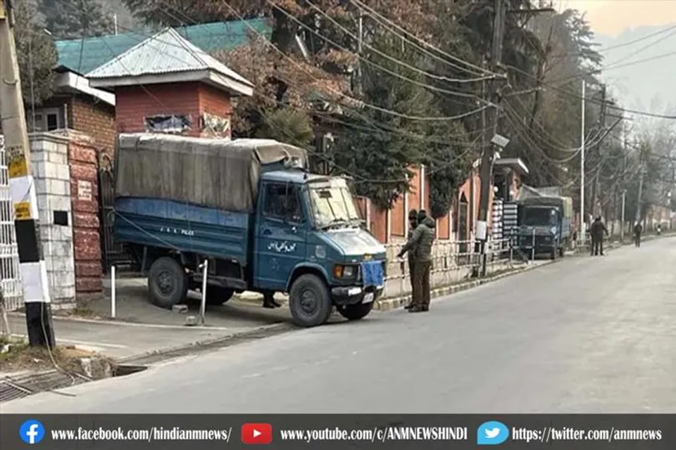 जम्मू-कश्मीर पुलिस ने उमर अब्दुल्ला के घर के दोनों गेट पर खड़े कर दिए ट्रक
