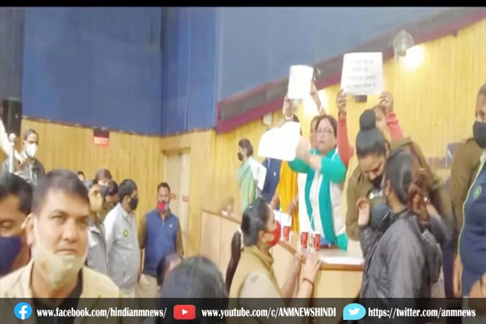 पूर्वी दिल्ली नगर निगम के सदन में हंगामा