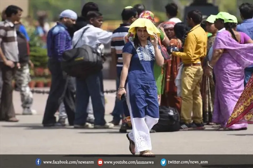 गर्मी से बेहाल दिल्ली