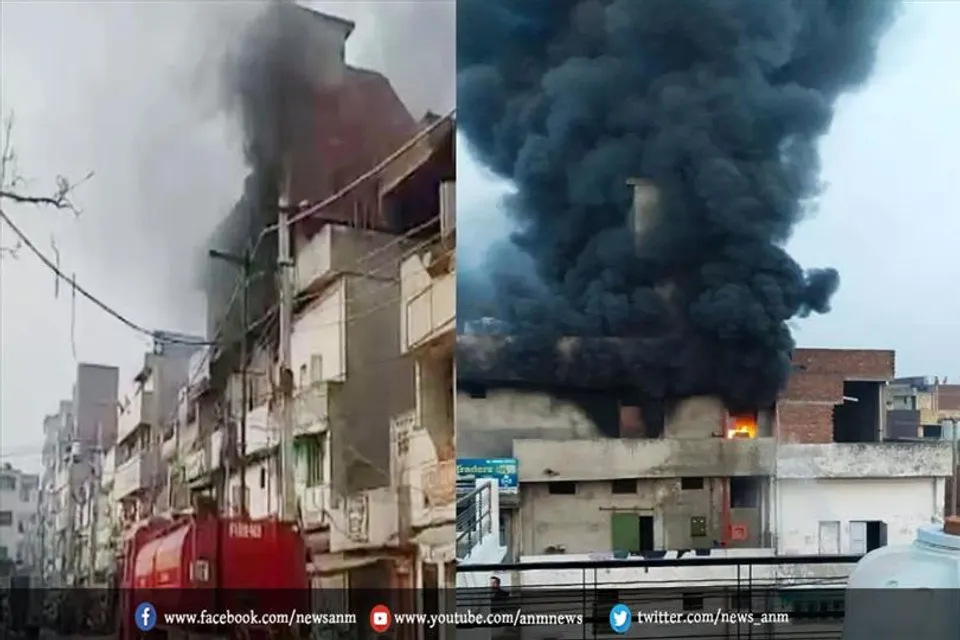 लुधियाना में प्लास्टिक स्टोर में लगी भीषण आग