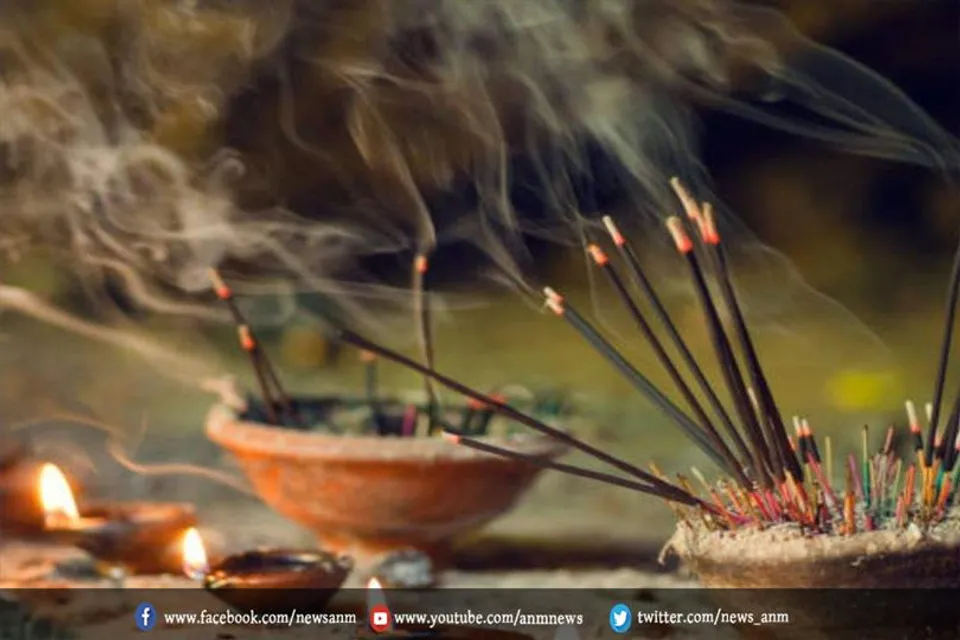जानिए अगरबत्ती एवं धूप जलाने से किया होता है लाभ