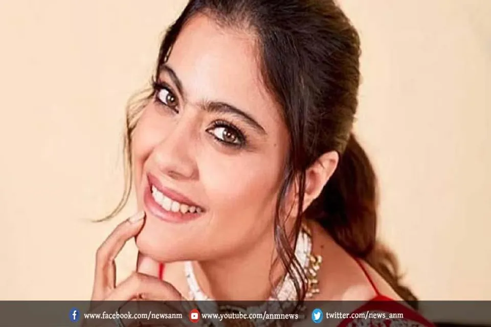 कैमरे के सामने उंगली से दांत साफ करने लगीं काजोल