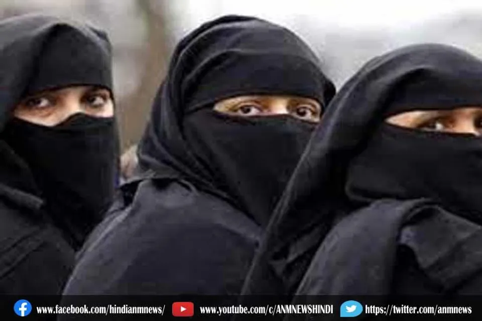 मुस्लिम छात्राओं के हिजाब पहनने पर कक्षा से बाहर निकलने की धमकी