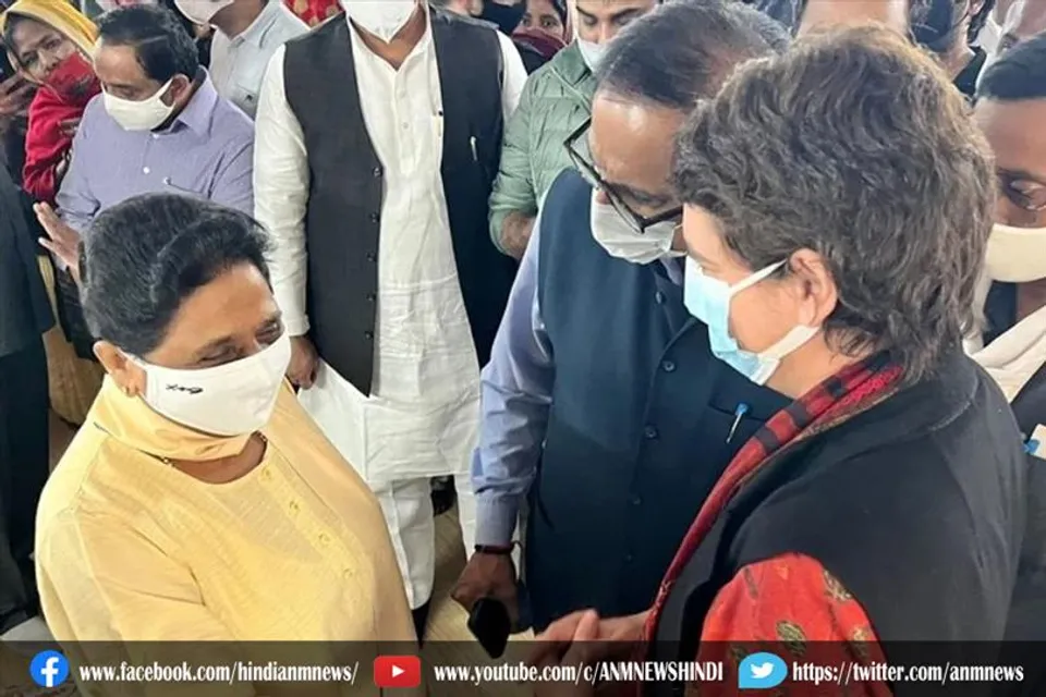 मायावती से मिलने पहुंचीं प्रियंका गांधी