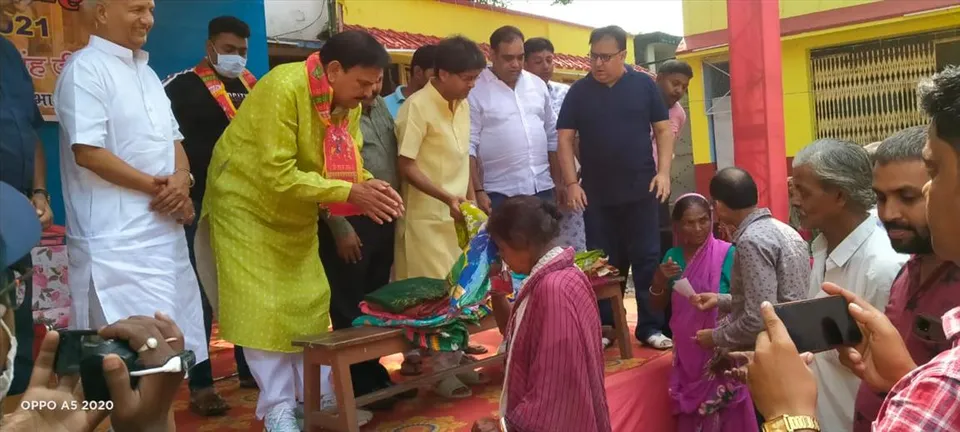 वस्त्रदान करते हुए विधायक हरेराम सिंह