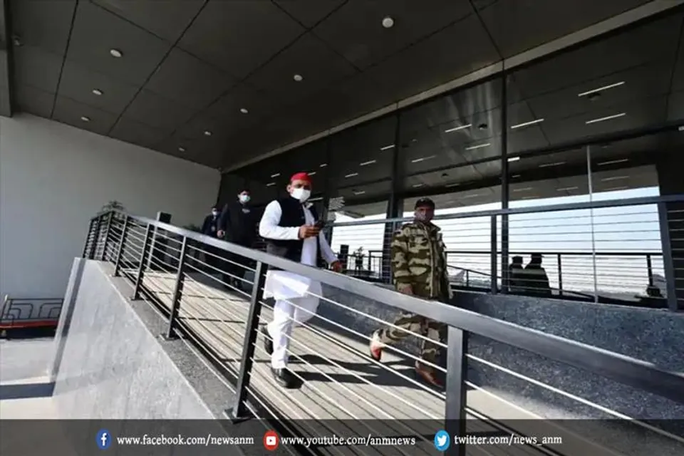 हेलिकॉप्टर से उड़ान भड़ने के बाद अखिलेश बोले?