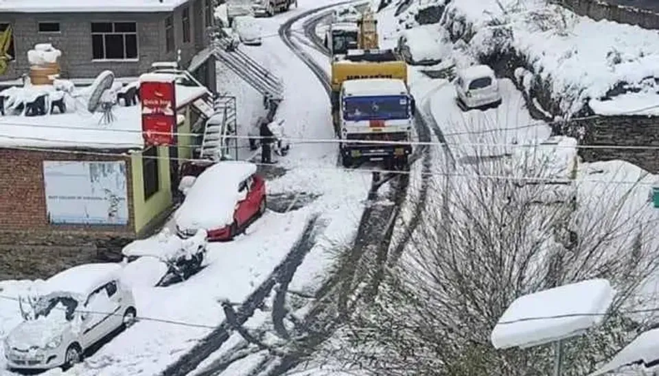 शिमला में भारी बर्फबारी ने बढ़ाई लोगों की परेशानी