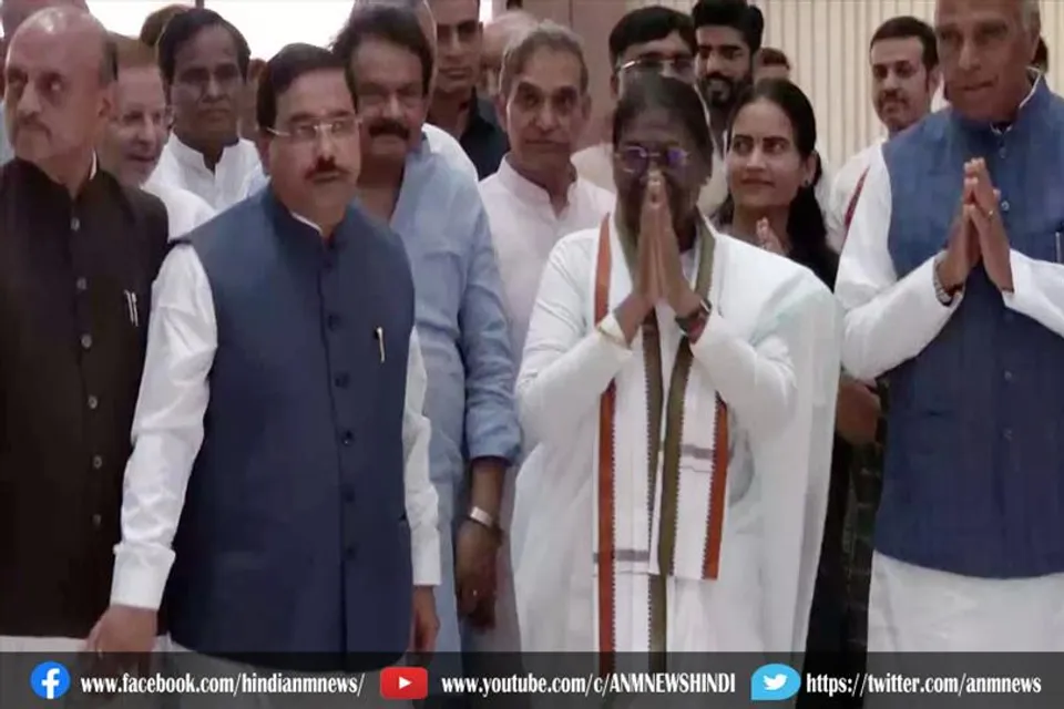 संसद भवन पहुंच के द्रौपदी ने की पुष्पांजलि अर्पित
