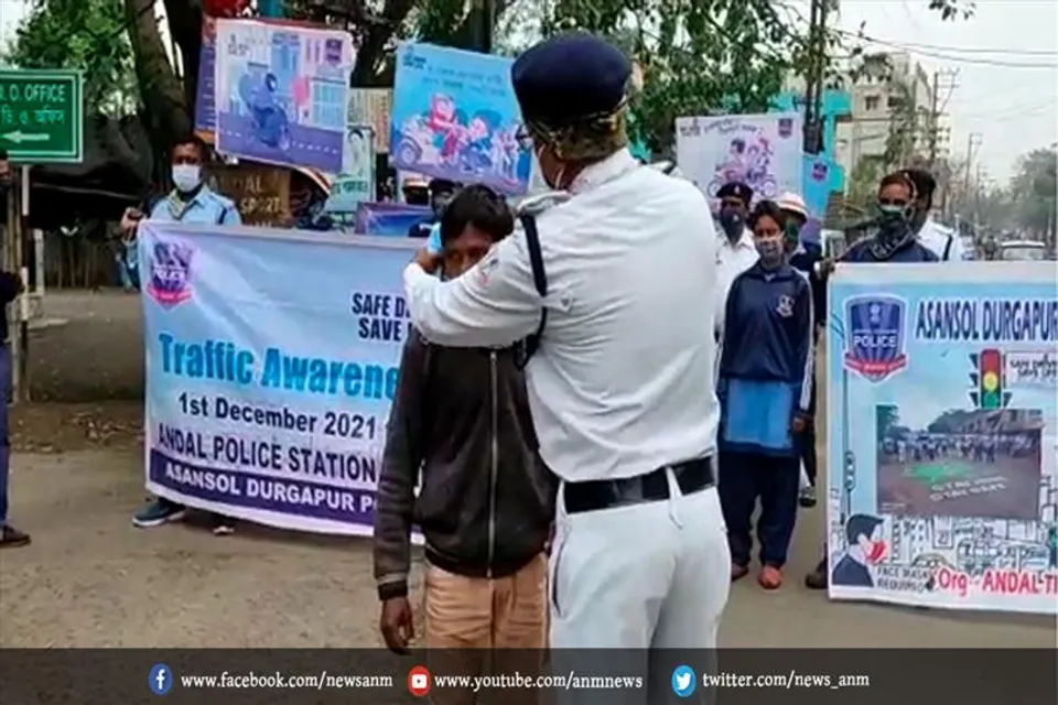ट्रैफिक पुलिस ने निकाली कोरोना जागरूकता रैली