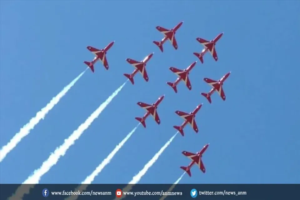 सूर्यकिरण विमानों की एरोबैटिक टीम ने पुरी में हैरतअंगेज करतब दिखाए