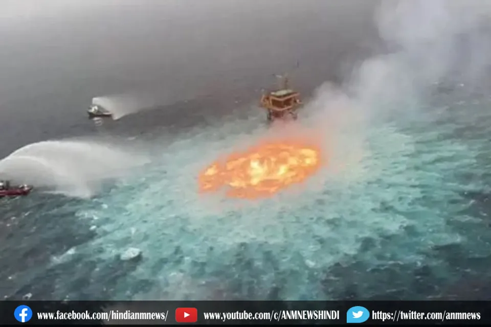 समुद्र के बीच में लगी आग