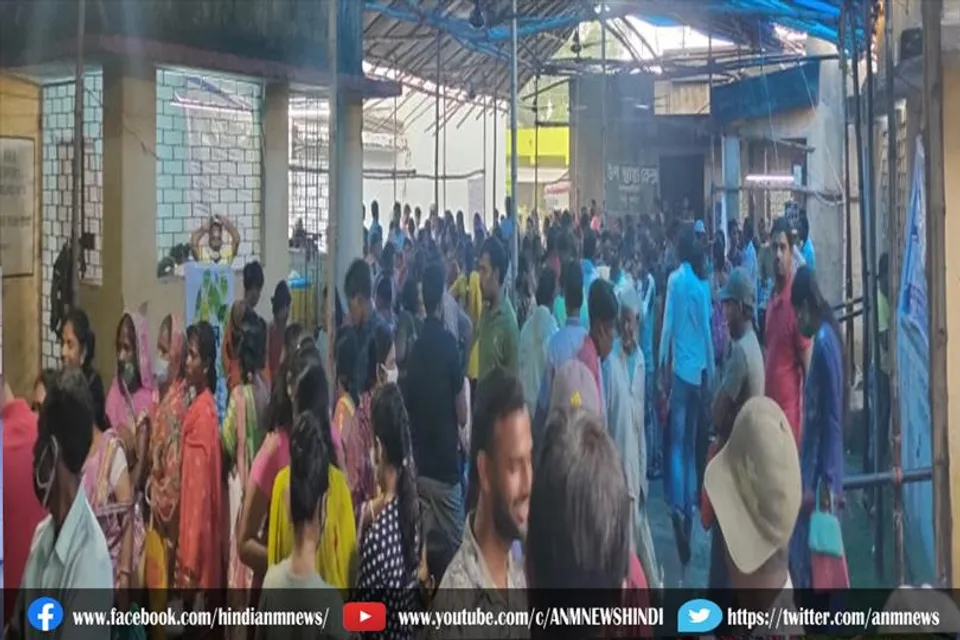 लक्ष्मी भंडार योजना का लाभ लेने उमड़ी महिलाओं की भीड़