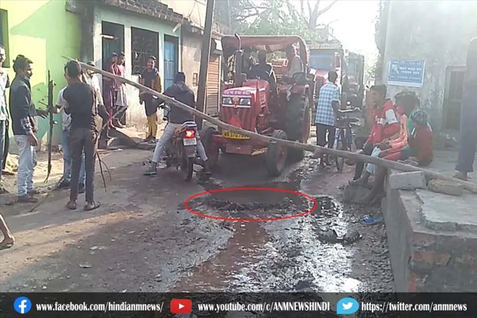 लंबे समय से पेयजल पाइप फटने से गुस्साए ग्रामीणों ने की पथ अवरुद्ध