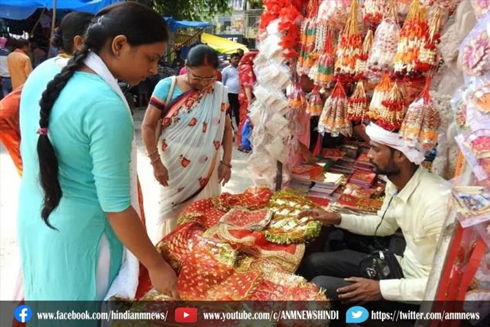 पूजन सामग्री की खरीदारी शुरू, बाजारों में उमड़ रही है लोगों की भीड़