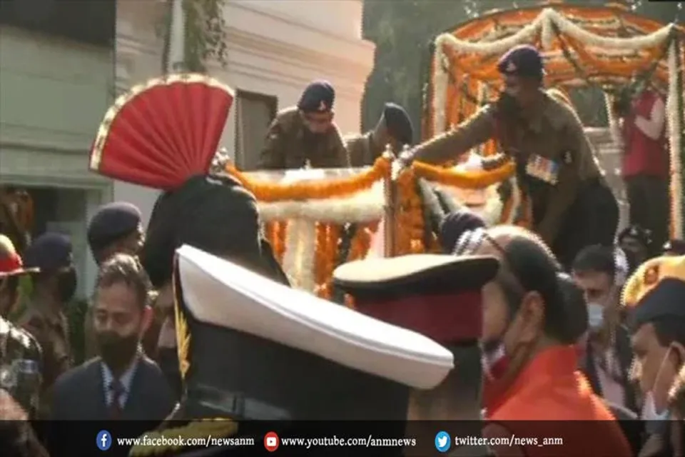 श्मशान घाट ले जाया जा रहा जनरल रावत का पार्थिव शरीर