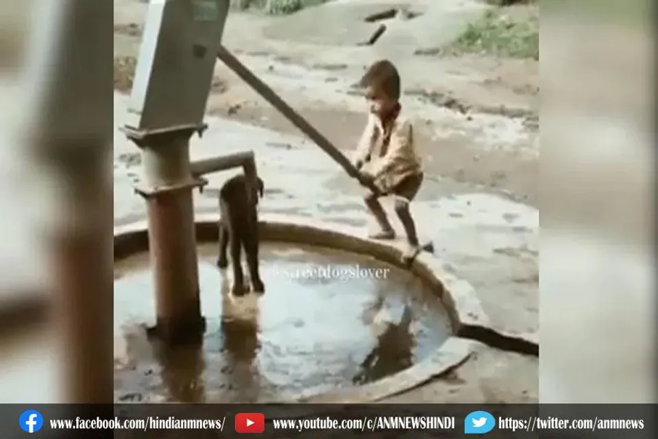 छोटे बच्चे ने बड़ी मेहनत करके चलाया हैंडपंप, देखे वीडियो