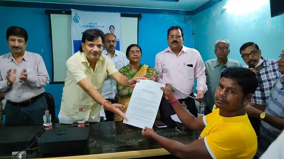 31 भूमिहीन परिवारों को बांग्ला आवास योजना के तहत मिला आवासीय पट्टा