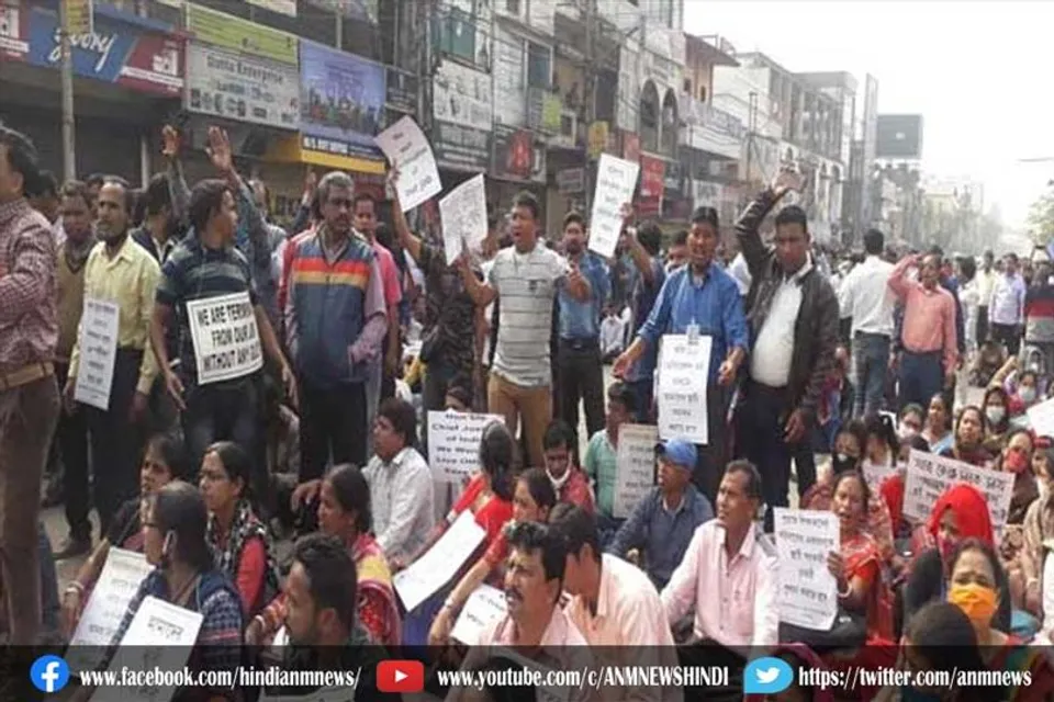 बर्खास्त शिक्षकों ने किया शहर की सड़क जाम