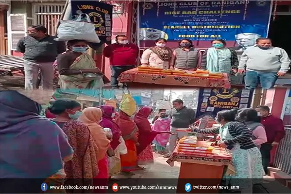 सौ गरीबों के बीच भोजन के पैकेट का वितरण