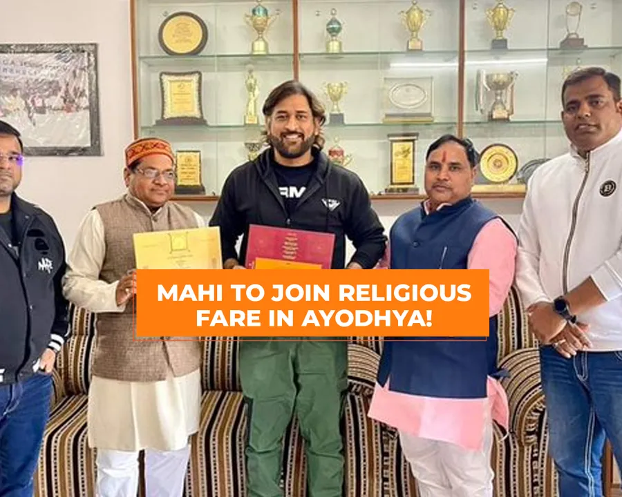 MS Dhoni receiving invitation for Ram Mandir Consecration Ceremony (File Photo: X) 