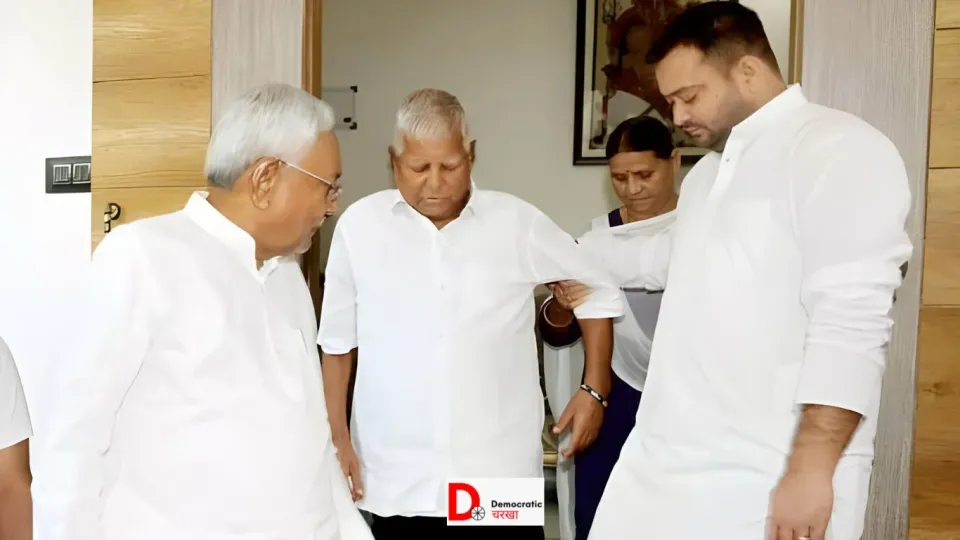 लालू यादव, तेजस्वी पहुंचे नीतीश आवास