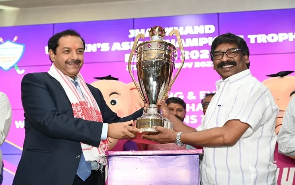 हेमंत सोरेन एशिया ट्राफी के साथ