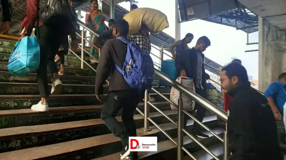 'पैसेंजेर ट्रेन फुल'- पहले 'घर' अब 'काम' पर लौटने की मारामारी