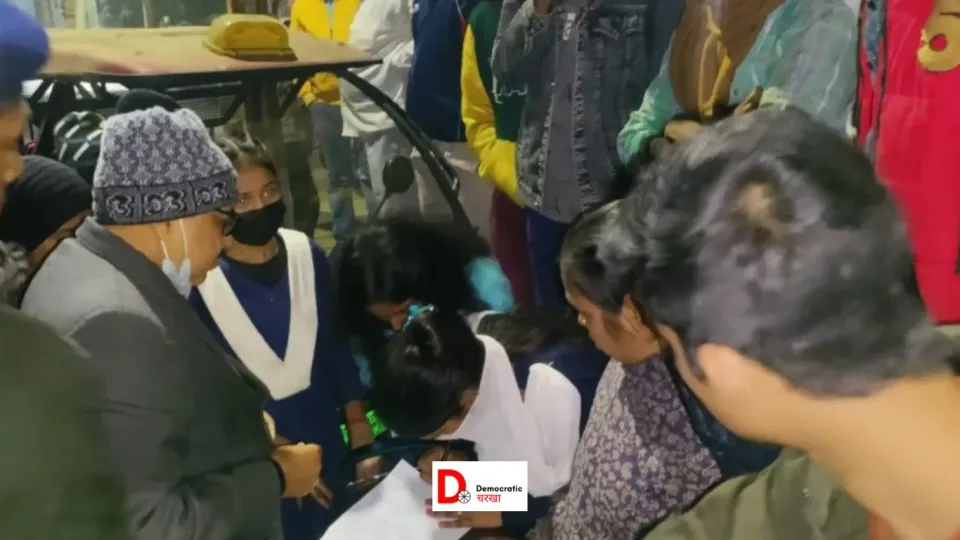 फिजिक्स शिक्षक ने छात्राओं से की अश्लील हरकत, छात्राओं का प्रदर्शन