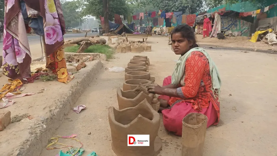 पटना में मुस्लिम महिलायें चूल्हा बनती हुई