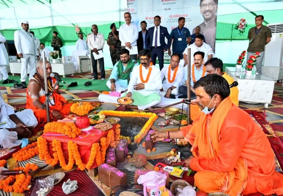 सीएम सिंचाई योजना का शिलान्यास करते हुए