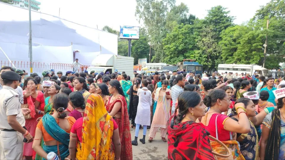 जीविका दीदियों पर लाठीचार्ज