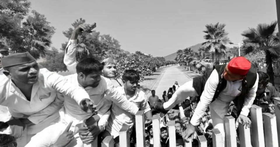 गेट फांदते अखिलेश यादव