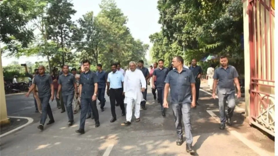 मुख्यमंत्री का सचिवालय दौरा