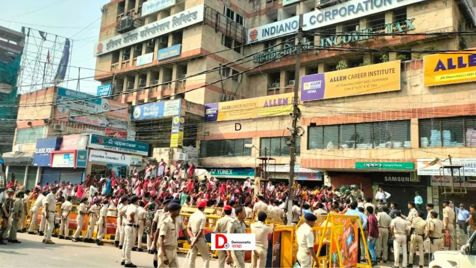 डांकबंगला पर जुटी आंगनबाड़ी कार्यकर्ता