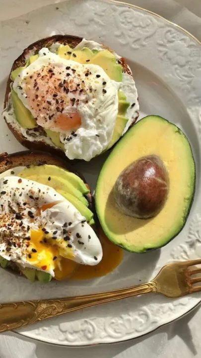 A picture of a plate of eggs and avocado that are brain-boosting foods